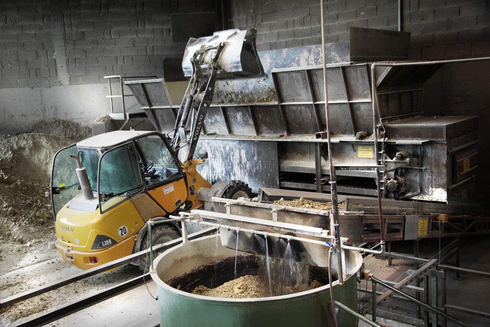 Der Ton wird in der Produktionshalle angeliefert und aufbereitet Hörter Tonwarenfabrik - Tonverarbeitung